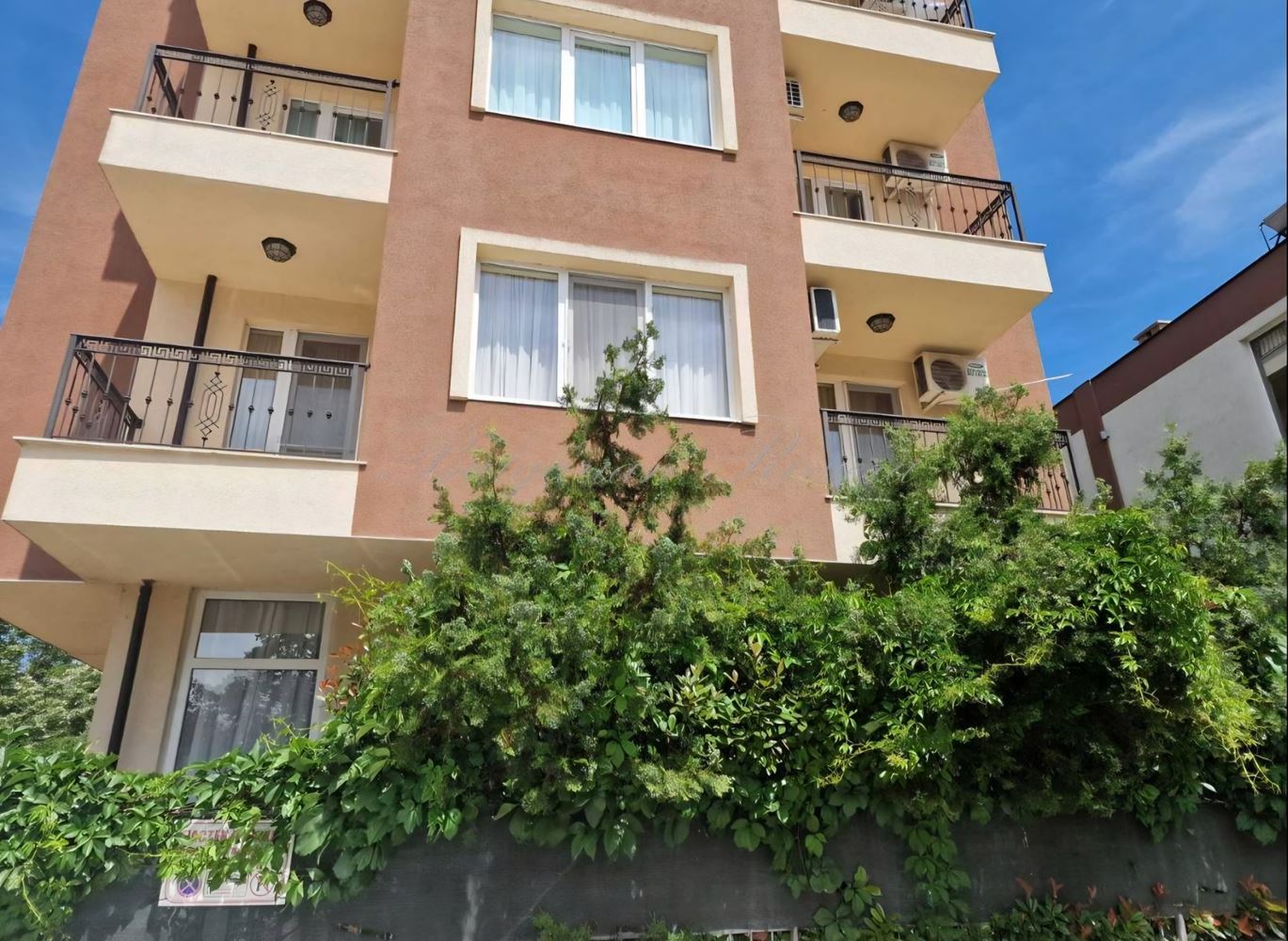Geräumige Wohnung mit zwei Schlafzimmern und eigenem Garten nur 100 Meter vom Strand in Nessebar entfernt