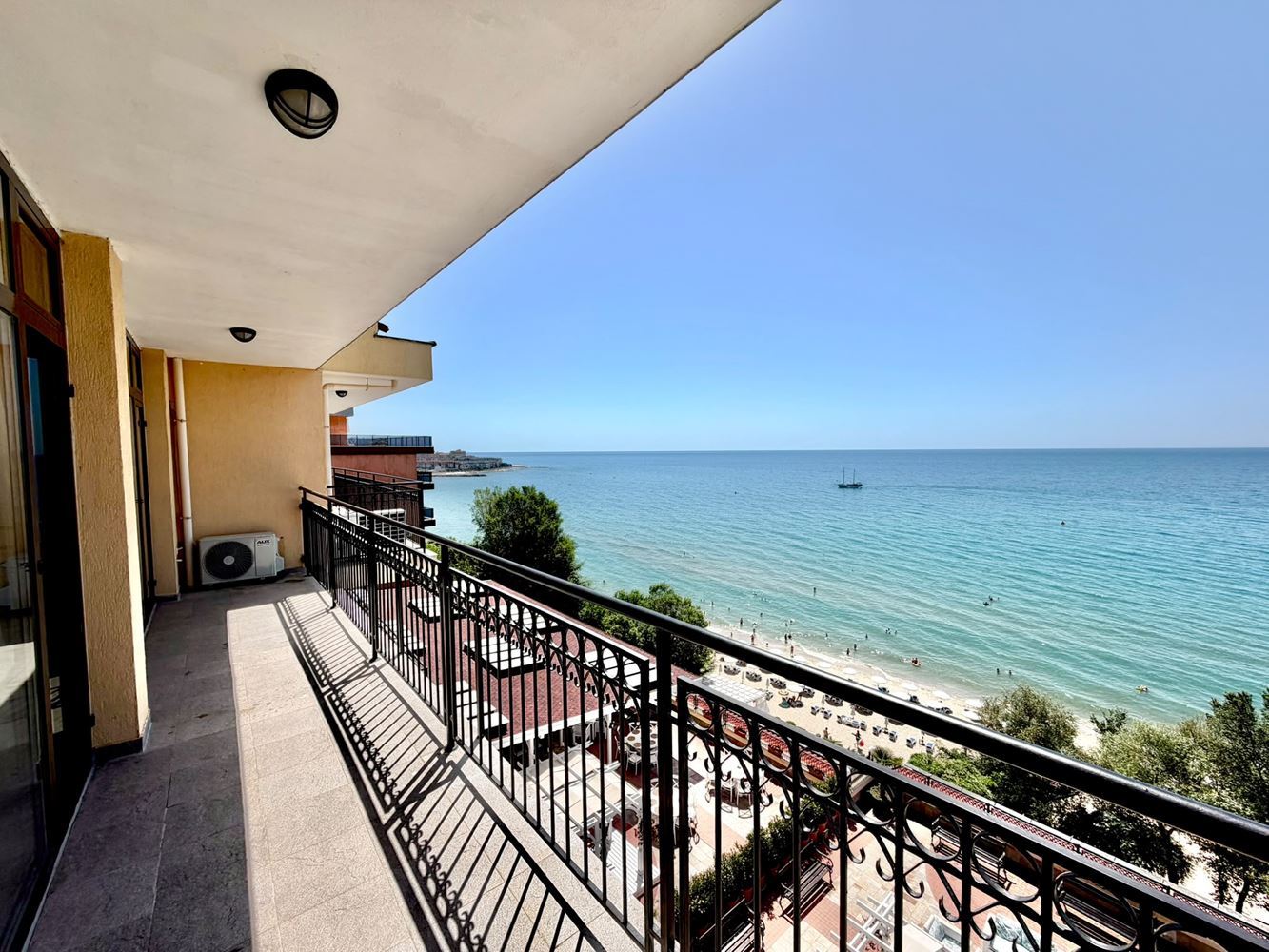 2-Zimmer-Wohnung mit Panoramablick auf das Meer in erster Meereslinie in Sveti Vlas