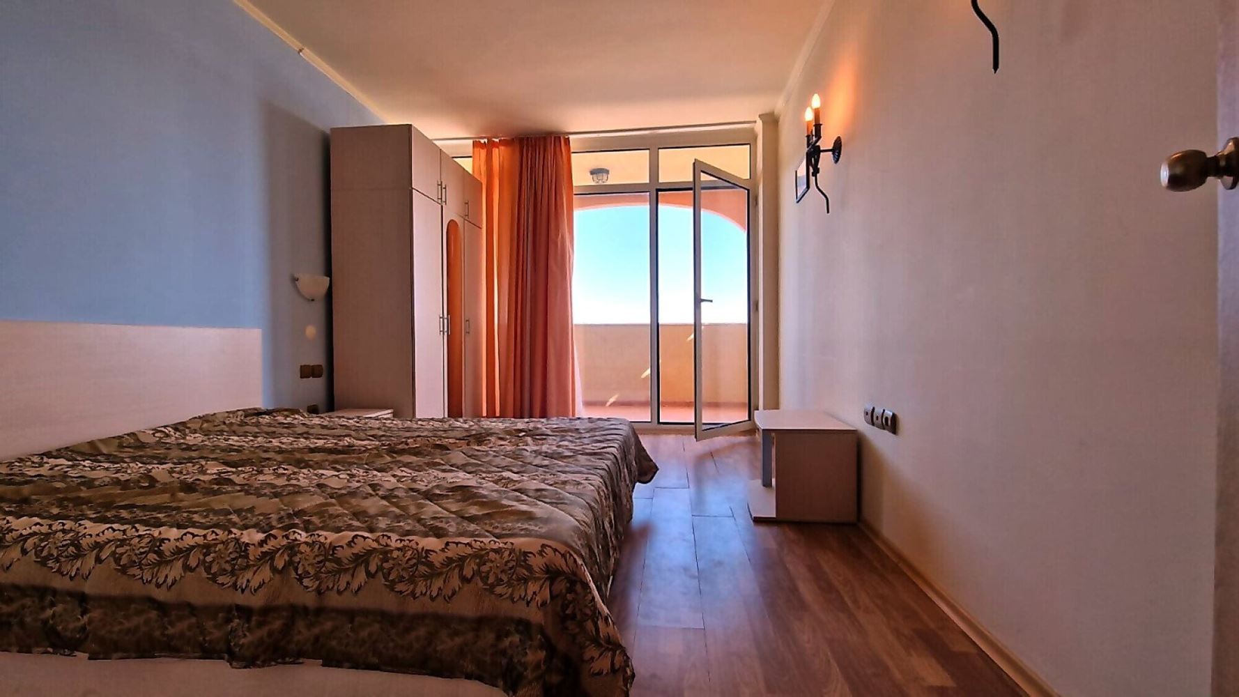 Wohnung mit einem Schlafzimmer und atemberaubendem Panoramablick auf das Meer in erster Meereslinie in Elenite
