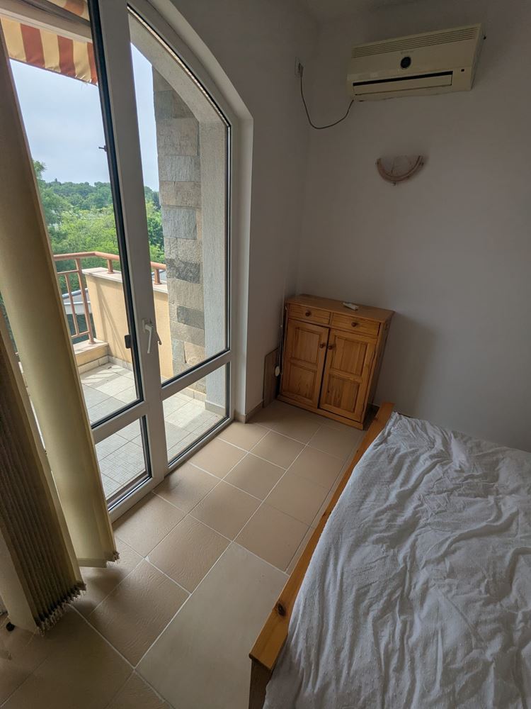 Geräumige Drei-Zimmer-Wohnung mit frontalem Meerpanorama in einer Anlage in Ravda