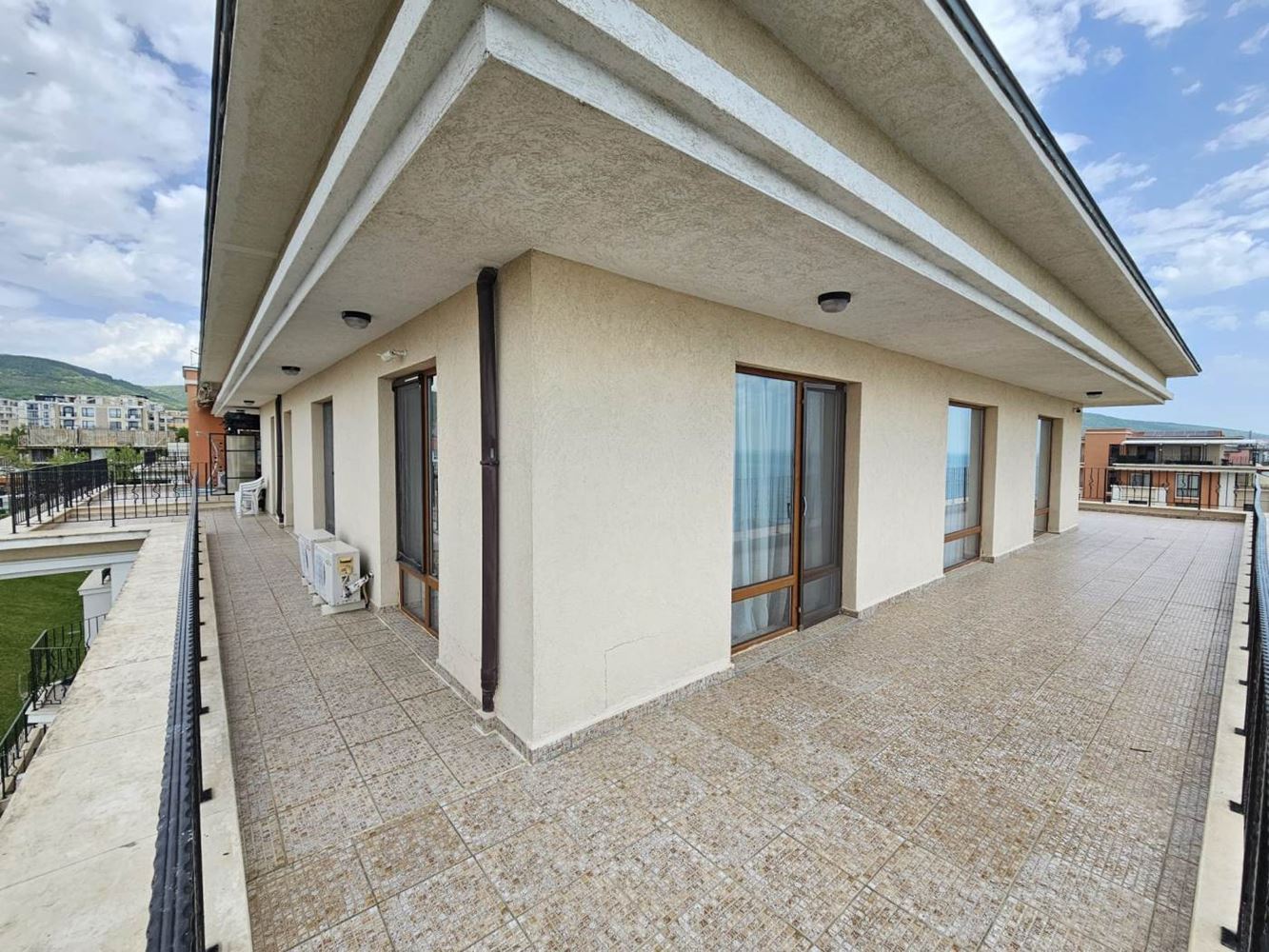 Sveti Vlas – Drei-Zimmer-Wohnung mit direktem Panoramablick auf das Meer in einer Anlage in erster Linie