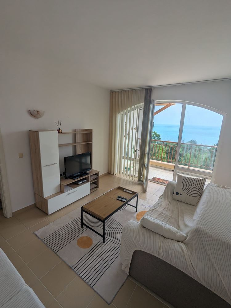 Geräumige Drei-Zimmer-Wohnung mit frontalem Meerpanorama in einer Anlage in Ravda