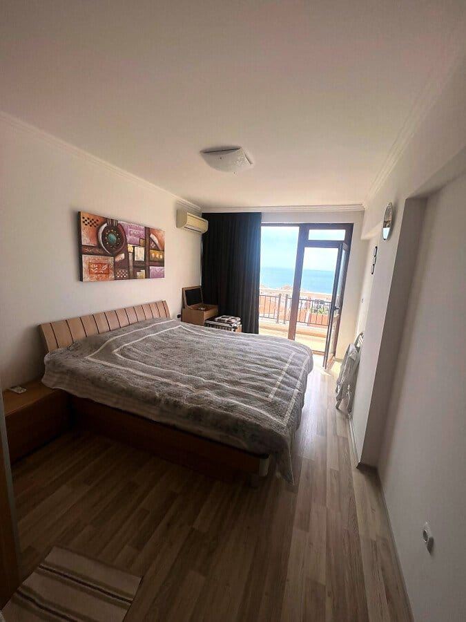 Geräumige Vier-Zimmer-Wohnung mit einzigartigem Panoramablick über die gesamte Bucht in Sveti Vlas