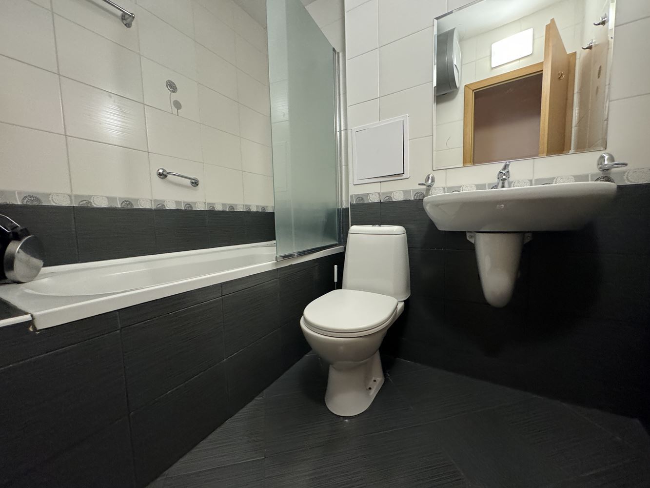 Geräumige 3-Zimmer-Wohnung in erster Meereslinie in Sveti Vlas – Meer- und Poolblick