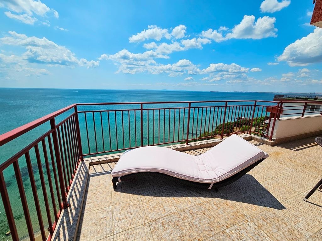 Luxuriöses Panoramaapartment in erster Meereslinie mit zwei Schlafzimmern und einer riesigen Terrasse