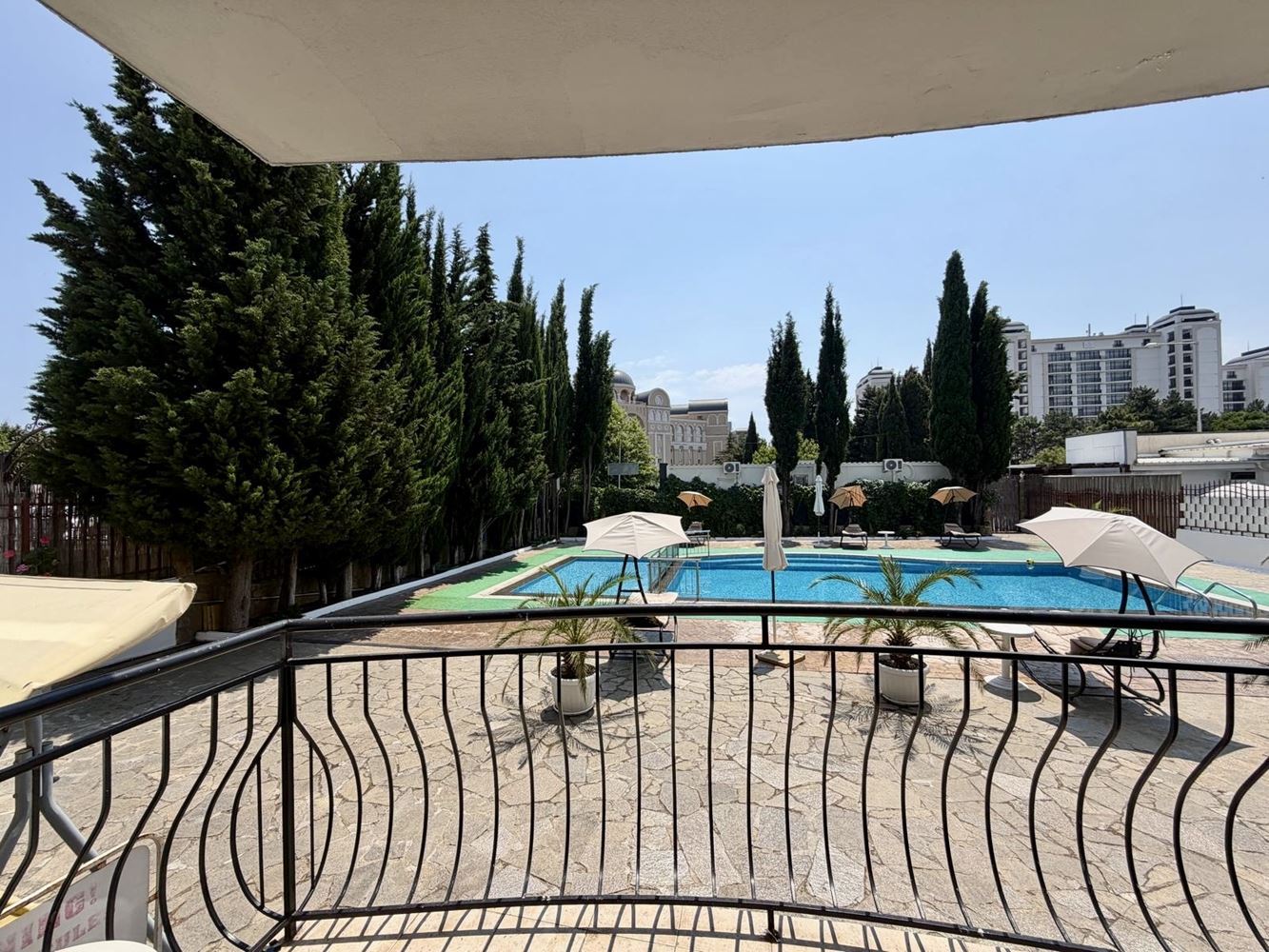 Stilvolle, modern möblierte Zweizimmerwohnung mit einem Schlafzimmer und Blick auf den Pool in Sveti Vlas