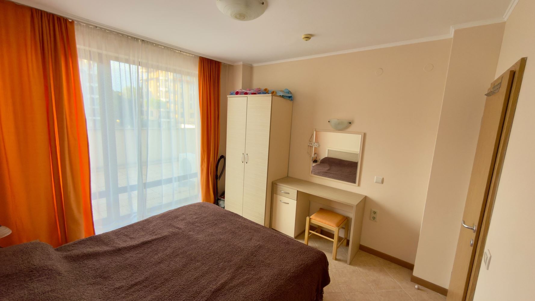 Geräumige Zweizimmerwohnung mit großer Terrasse und Poolblick in Sonnenstrand