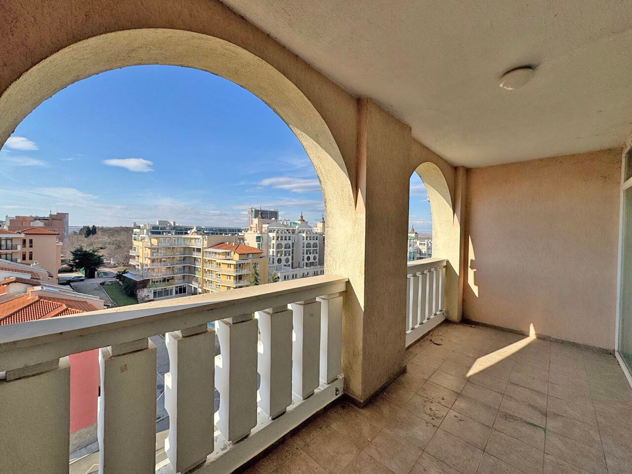 Exklusive Ein-Schlafzimmer-Wohnung in erster Meereslinie in Pomorie – Luxus, Prestige und eine Investition mit sofortiger Rendite