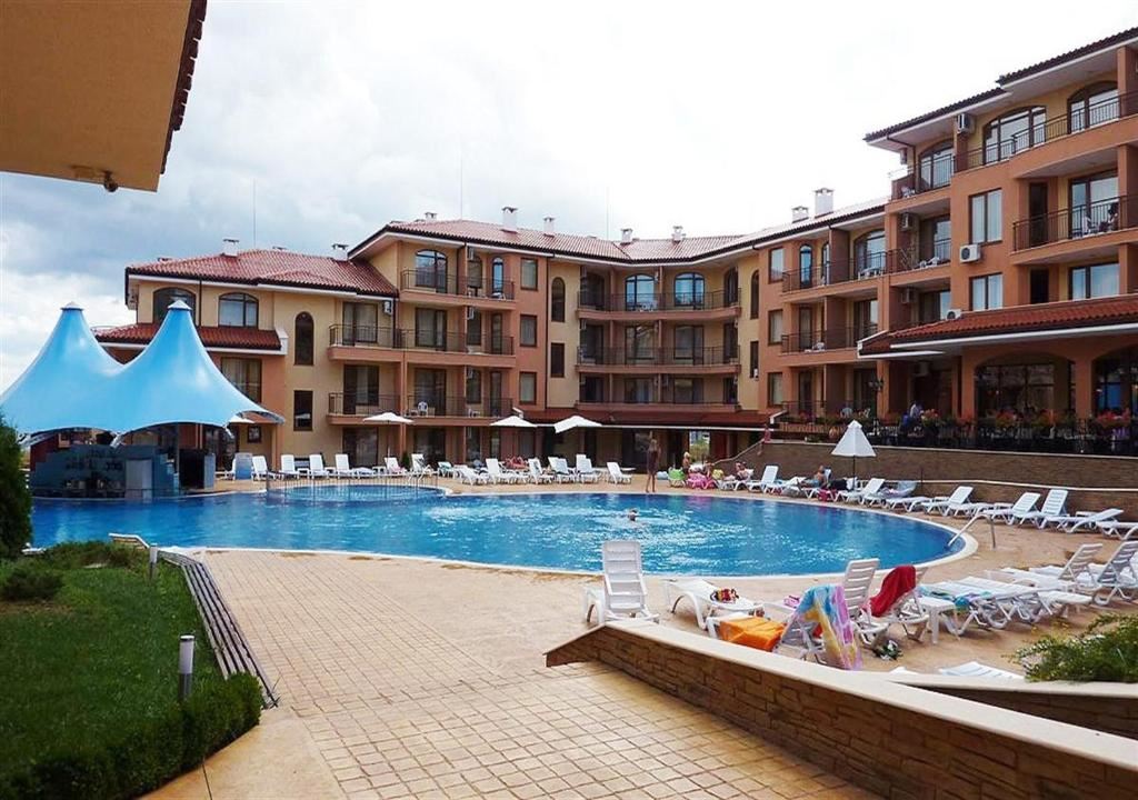 Geräumige Drei-Zimmer-Wohnung mit Blick auf den Pool und hervorragenden Annehmlichkeiten in der Anlage