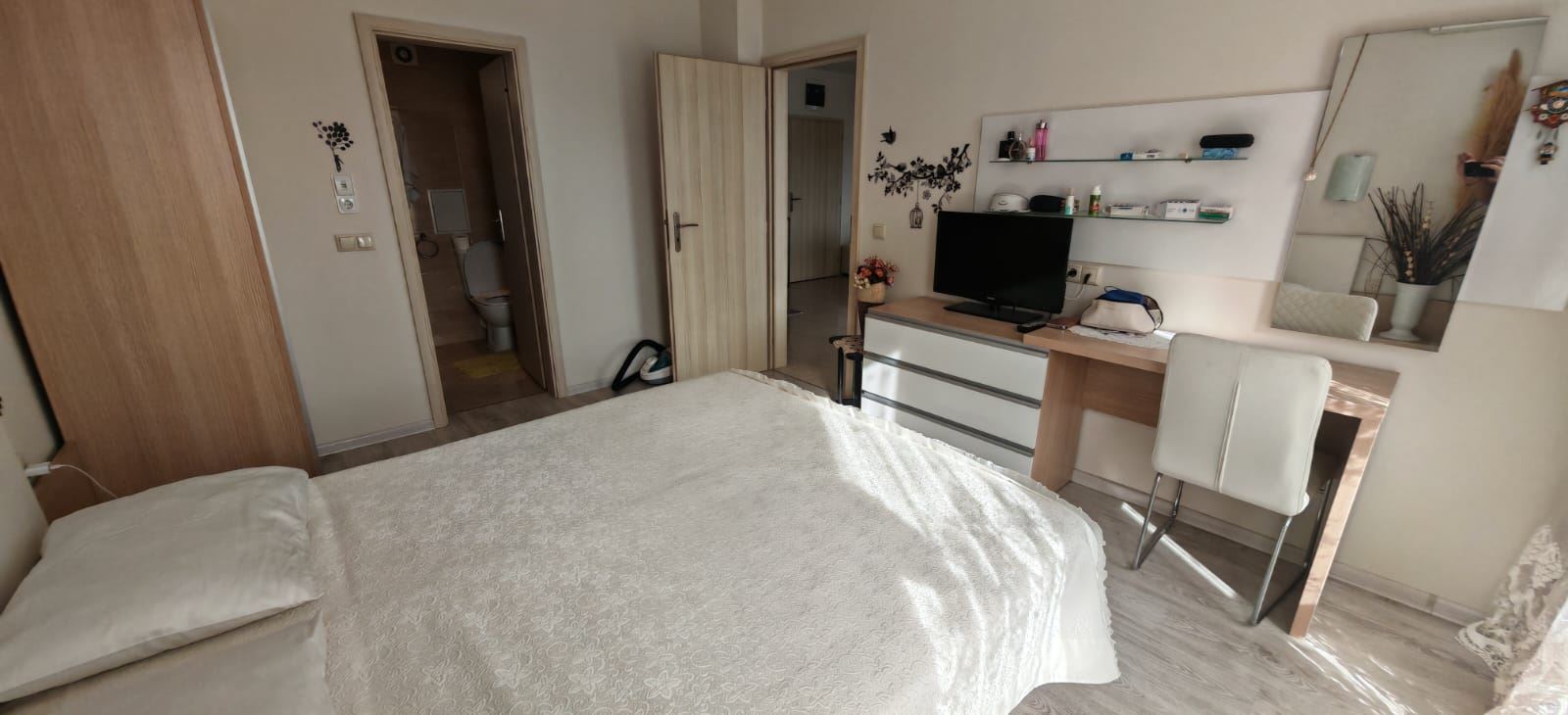 Drei-Zimmer-Wohnung mit Blick auf die Pools und teilweisem Meerblick, 200 Meter vom Strand entfernt in Sveti Vlas