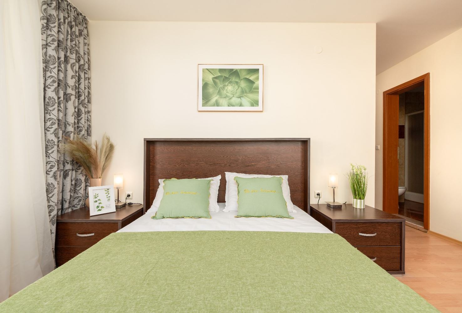 Stilvolles Zwei-Schlafzimmer-Apartment in erster Meereslinie mit direktem Meerblick in Sveti Vlas – Raum, Luxus und vollständige Annehmlichkeiten