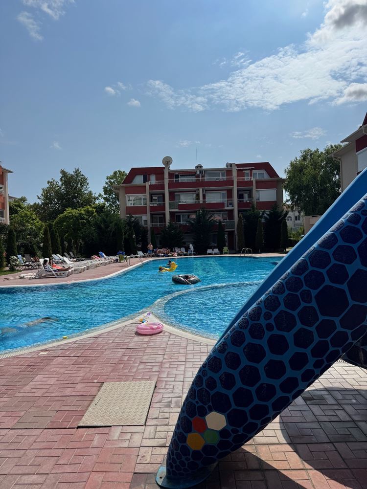 Geräumiges Studio mit Poolblick in Sonnenstrand – Haushaltsstrom und ausgezeichnete Infrastruktur