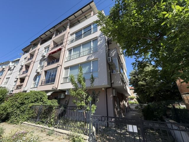 Geräumige Zwei-Zimmer-Wohnung mit Meerblick im Herzen von Sarafowo und der Möglichkeit zum Umbau in eine Drei-Zimmer-Wohnung