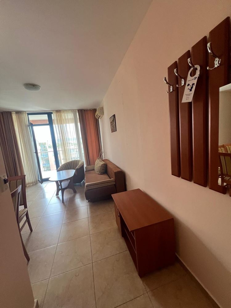 Geräumige Wohnung mit einem Schlafzimmer in Sunny Beach mit Poolblick