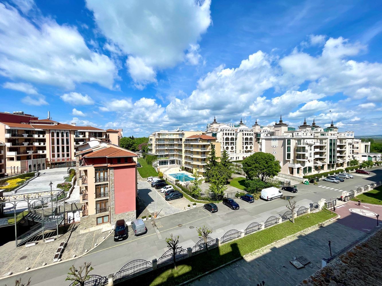 Geräumige Wohnung mit einem Schlafzimmer in erster Meereslinie in Pomorie mit Meerblick