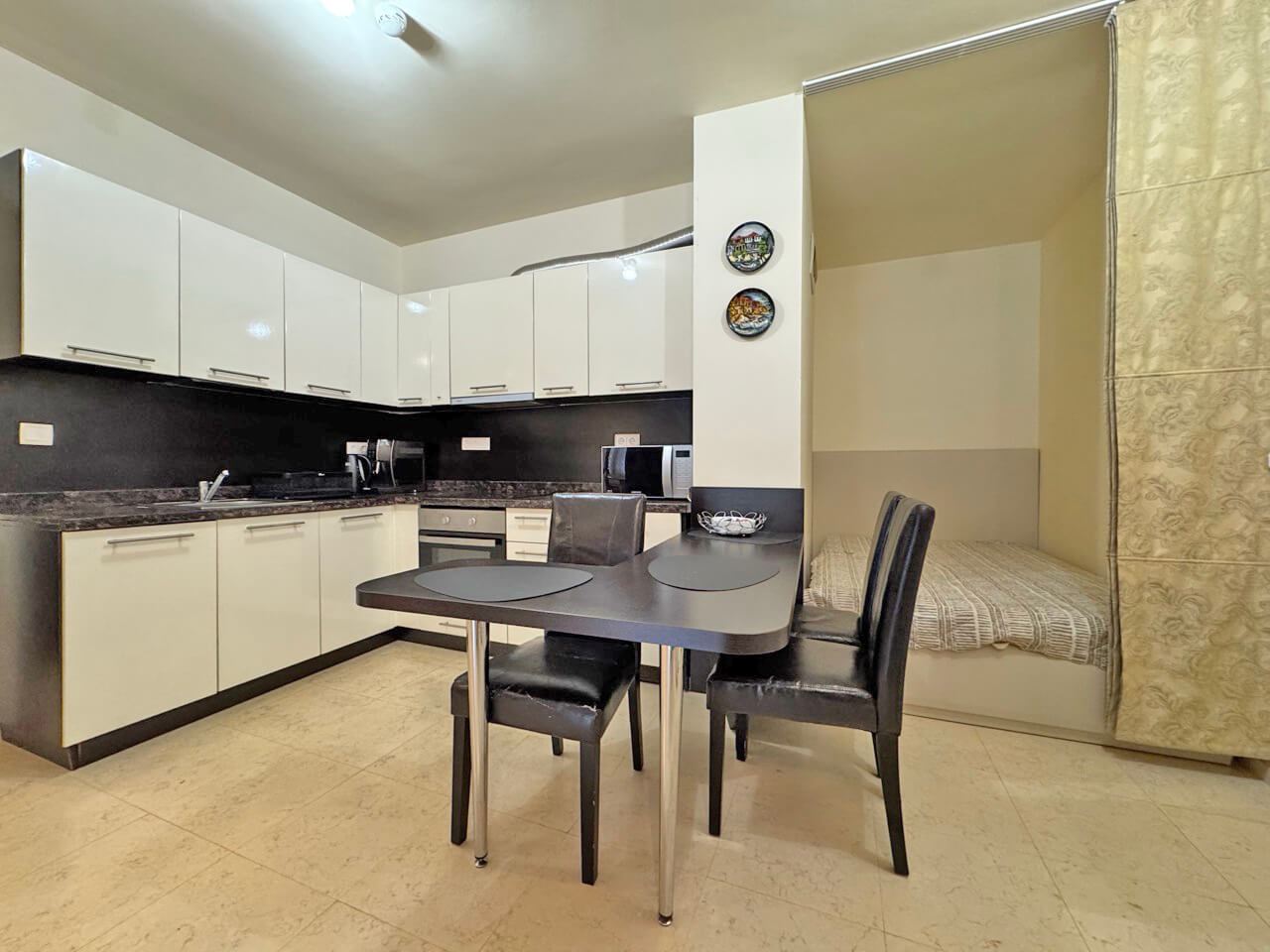 Elegante 2-Zimmer-Wohnung in erster Meereslinie in Sveti Vlas mit direktem Zugang zu Garten und Pool