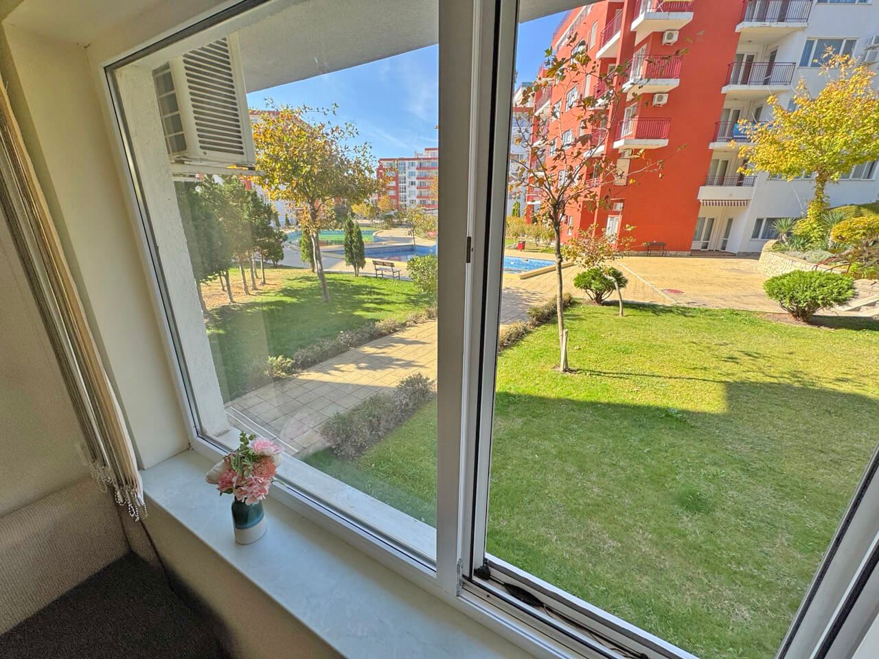 Charmantes Studio in erster Meereslinie in Sveti Vlas – eine beeindruckende Anlage mit zahlreichen Swimmingpools und weiteren Annehmlichkeiten