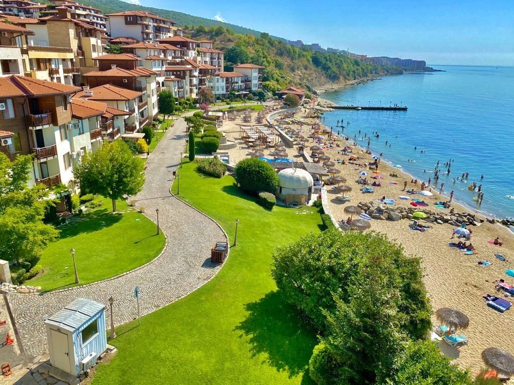 2-Zimmer-Wohnung in erster Meereslinie in einem Premium-Komplex in Sveti Vlas