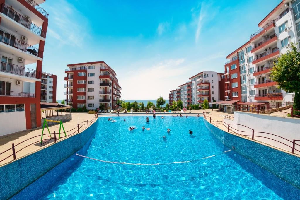 Zwei-Zimmer-Wohnung in einem Luxuskomplex in erster Meereslinie in Sveti Vlas