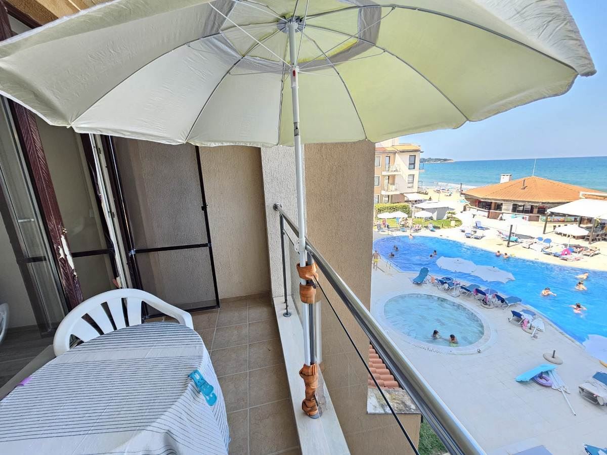 Luxuriöse Drei-Zimmer-Wohnung mit drei Schlafzimmern in erster Meereslinie in Obzor – Panoramablick auf Meer und Berge
