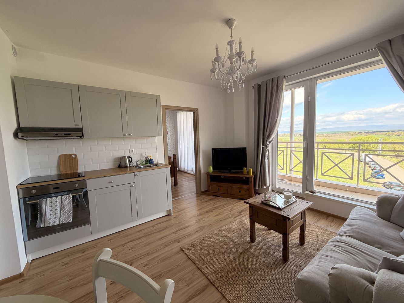 Drei-Zimmer-Wohnung mit Panoramaterrasse am Stadtrand von Sunny Beach – Komfort, Ruhe und Stil