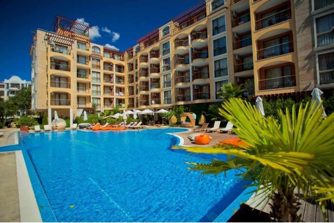 Herrliche Wohnung mit einem Schlafzimmer in einer Anlage in Sonnenstrand – Blick auf den Pool; Stil und Komfort