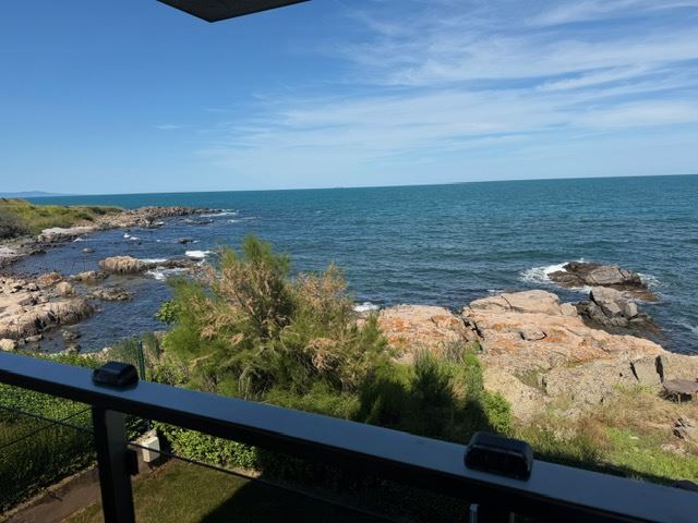 Geräumiges Appartment mit zwei Schlafzimmern in erster Meereslinie mit frontalem Panoramablick auf das Meer