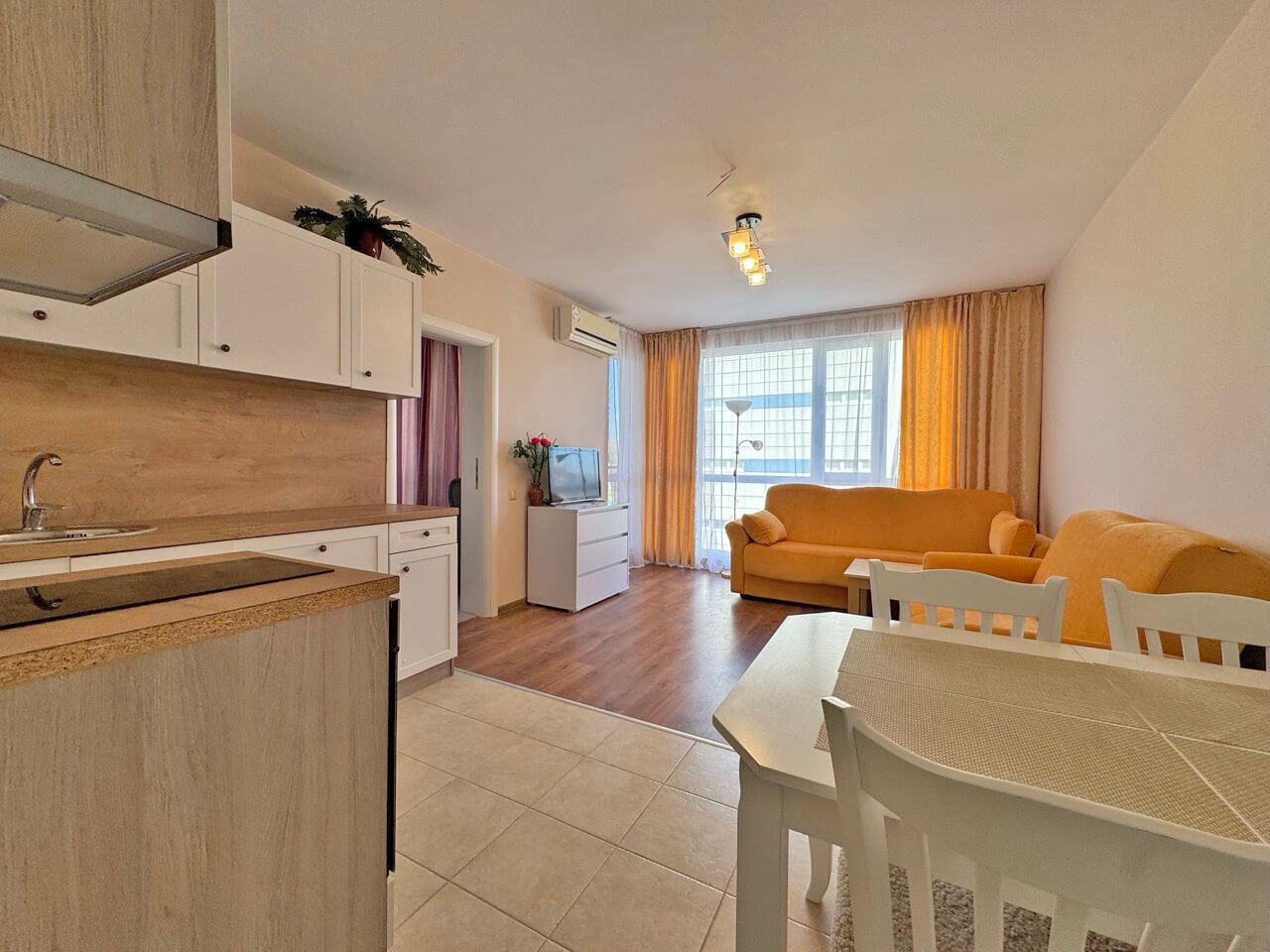 Zweizimmerwohnung mit Poolblick – Gemütlichkeit, Grün und Komfort in einer geschlossenen Wohnanlage