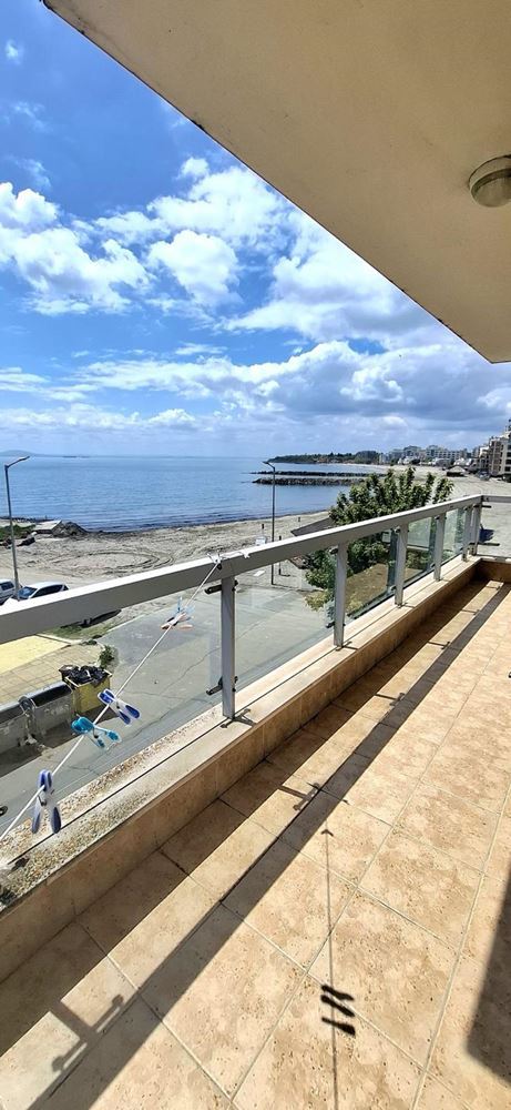 3-Zimmer-Wohnung in erster Linie mit frontalem Meerblick in Pomorie. Mit Tiefgaragenstellplatz!