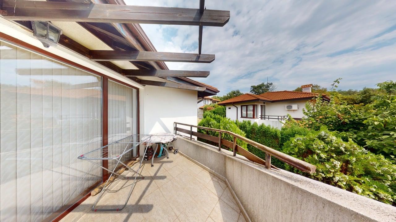 Zweizimmerwohnung mit Panoramablick auf das Meer und die Berge in einer Wohnanlage mit Swimmingpools und SPA-Zentrum
