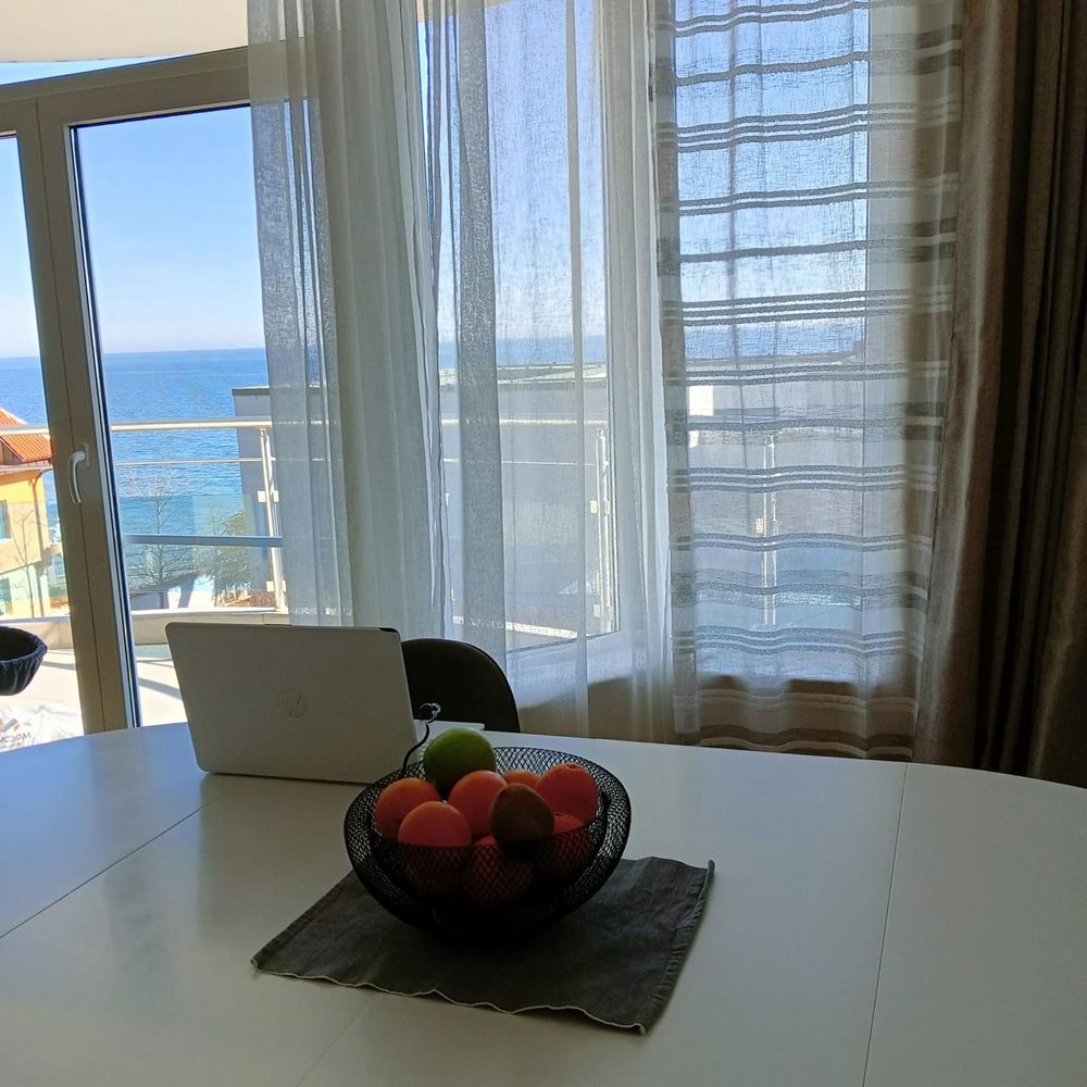 Geräumige Zwei-Zimmer-Wohnung mit Meerpanorama in Ravda – nur wenige Meter vom Strand entfernt, voll möbliert und mit ausgezeichnetem Investitionspotenzial