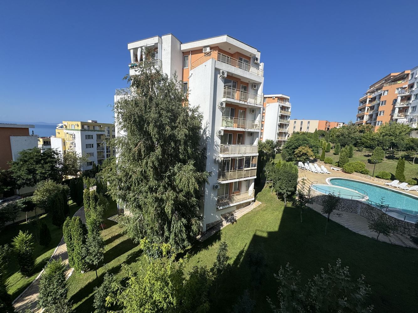 Geräumiges Studio in Sveti Vlas mit schönem Blick auf den Pool – hervorragende Investition am Meer