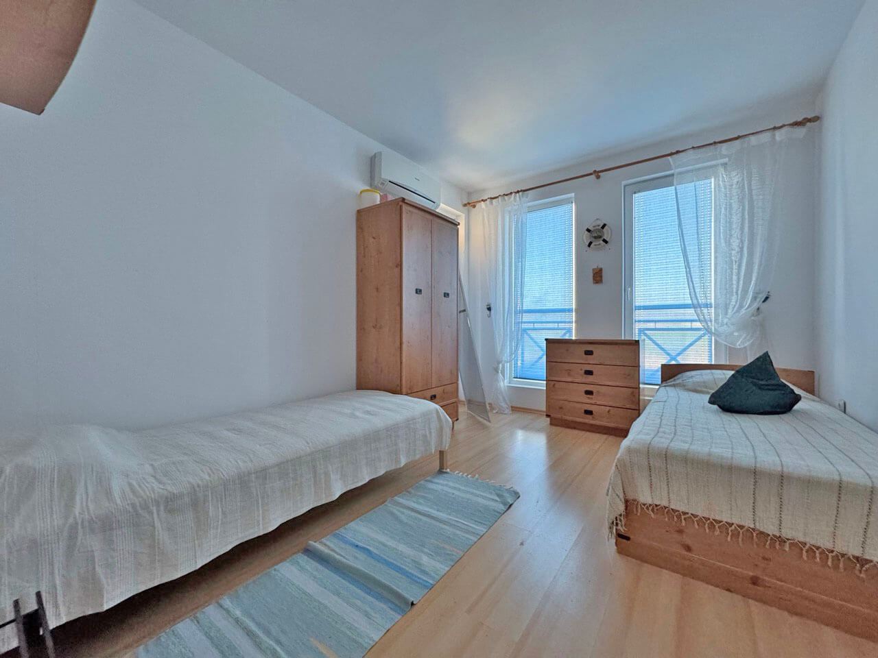 Drei-Zimmer-Wohnung in einem Komplex mit gut organisierter Umgebung und gemütlicher Atmosphäre