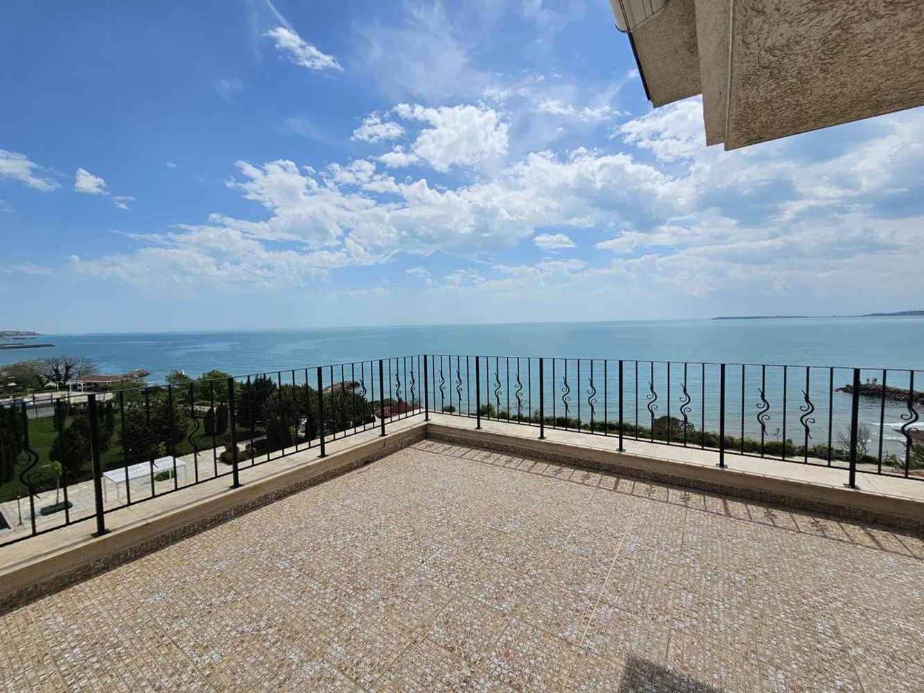 Sveti Vlas – Drei-Zimmer-Wohnung mit direktem Panoramablick auf das Meer in einer Anlage in erster Linie