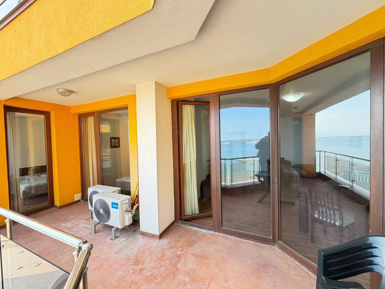 Wohnung mit zwei Schlafzimmern und direktem Meerblick in erster Meereslinie in Nessebar