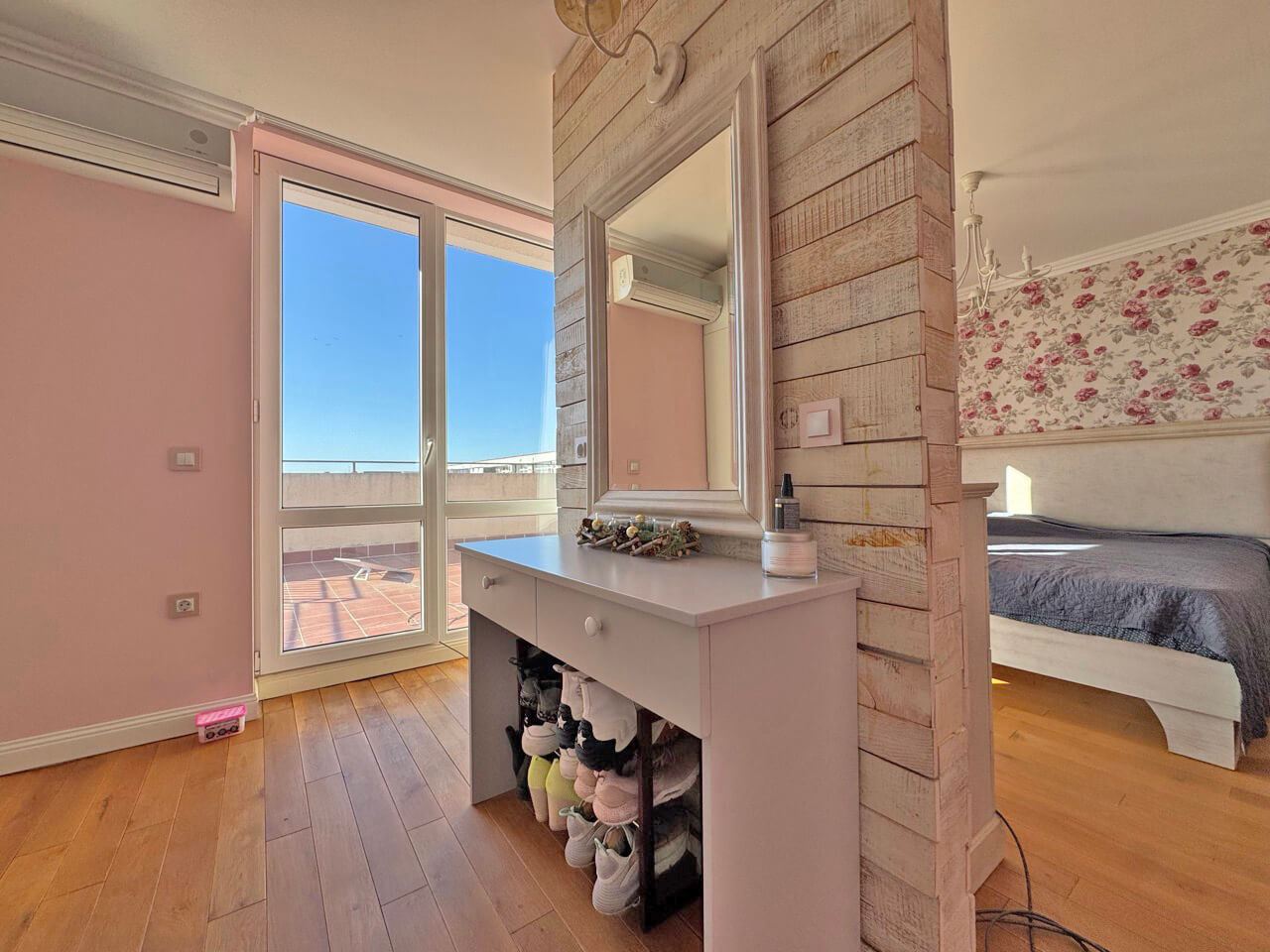 Luxuriöse Maisonette mit drei Schlafzimmern in Sonnenstrand – Großzügigkeit, Stil und Komfort. Niedrige Instandhaltungsgebühr!