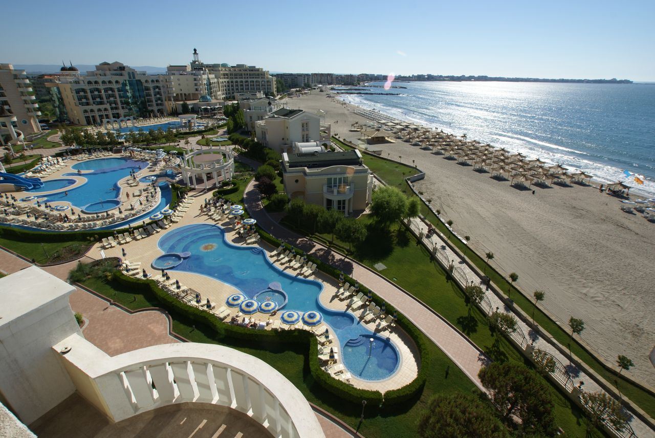 Geräumige Wohnung mit Meerblick in erster Meereslinie in Pomorie – Ferienimmobilie mit dem Gefühl eines luxuriösen Resorts