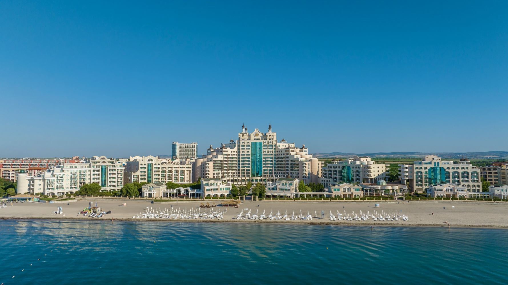 Luxuriöse Zweizimmerwohnung in erster Meereslinie in Pomorie – umgeben von Grünflächen und Wasserattraktionen