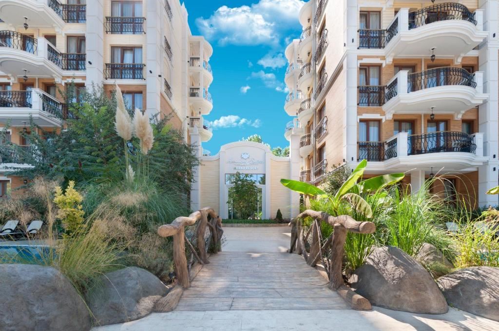 2-Zimmer-Wohnung mit Blick auf den Park und den Swimmingpool in einer prestigeträchtigen Wohnanlage am Sonnenstrand