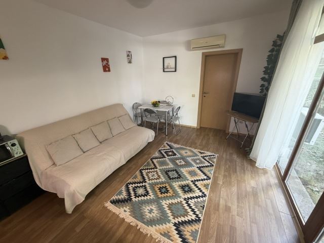 Komfort und Ruhe am Meer – geräumige Zweizimmerwohnung mit einem Schlafzimmer in Aheloy