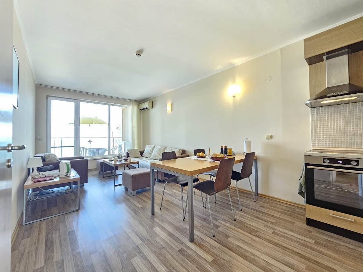 Luxuriöse Drei-Zimmer-Wohnung mit drei Schlafzimmern in erster Meereslinie in Obzor – Panoramablick auf Meer und Berge