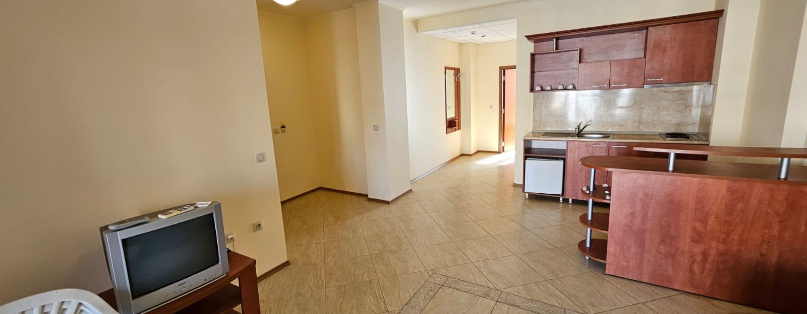 Geräumige 2-Zimmer-Wohnung mit Poolblick – möbliert, mit Akt 16 und bezugsfertig
