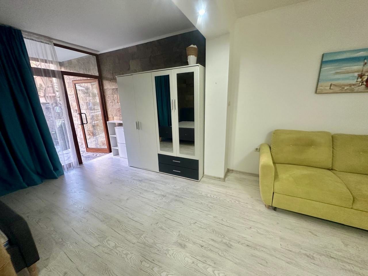 Geräumiges Erdgeschoss-Studio mit Terrasse und Möglichkeit zur Umwandlung in eine Ein-Zimmer-Wohnung – nur 300 m vom Meer