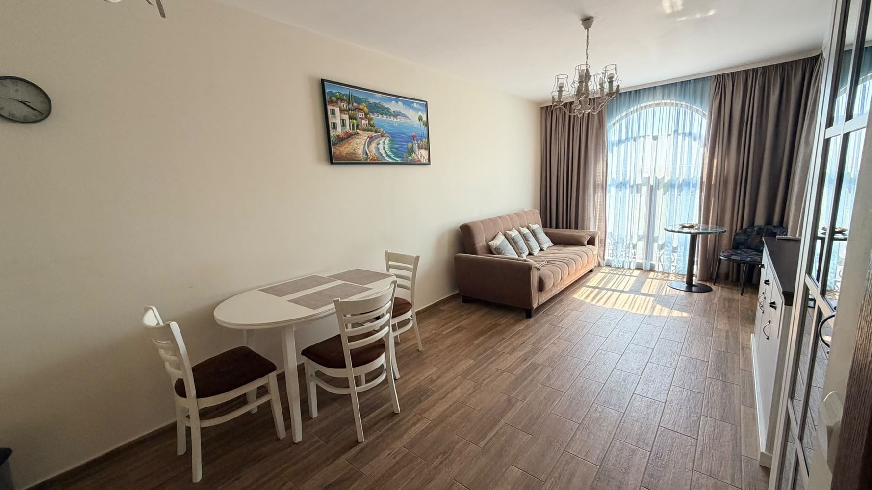 Zweizimmerwohnung mit Panoramablick, nur einen Schritt vom Meer entfernt in Ravda