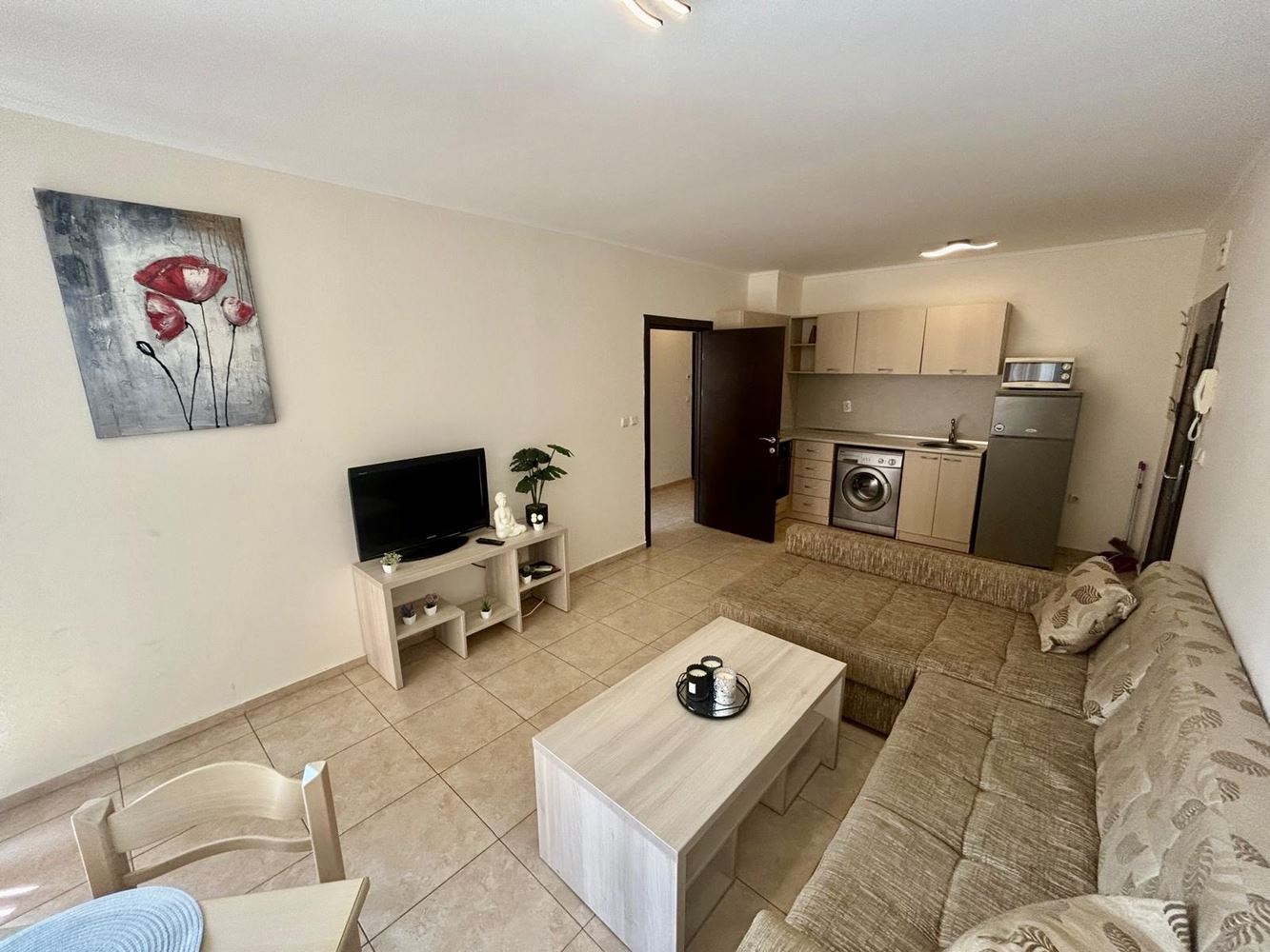 Geräumige Drei-Zimmer-Wohnung mit Poolblick und hervorragenden Annehmlichkeiten in Nessebar