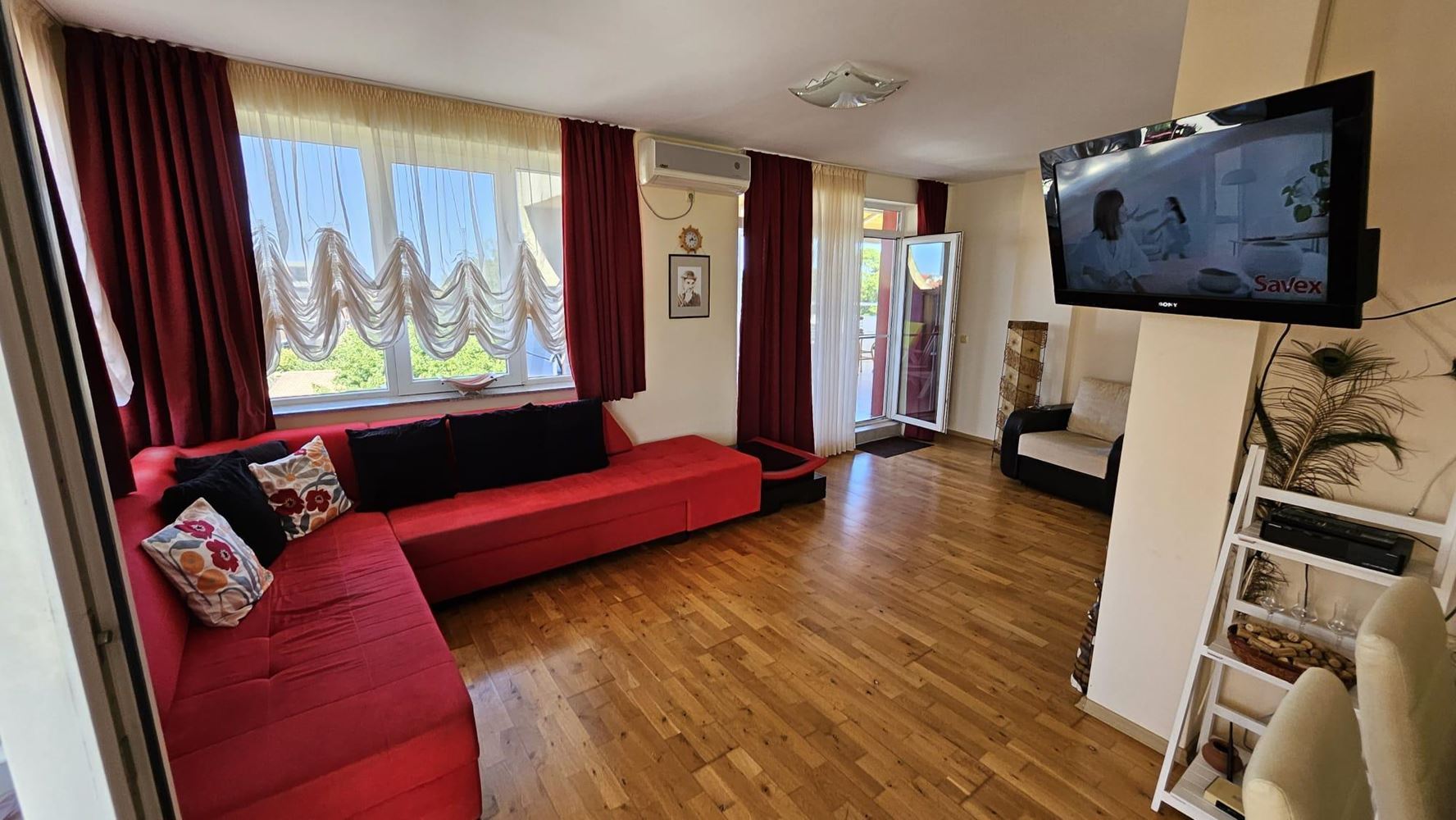 Drei-Zimmer-Wohnung in erster Meereslinie in Kiten mit Panoramablick auf das Meer und beeindruckenden Terrassen