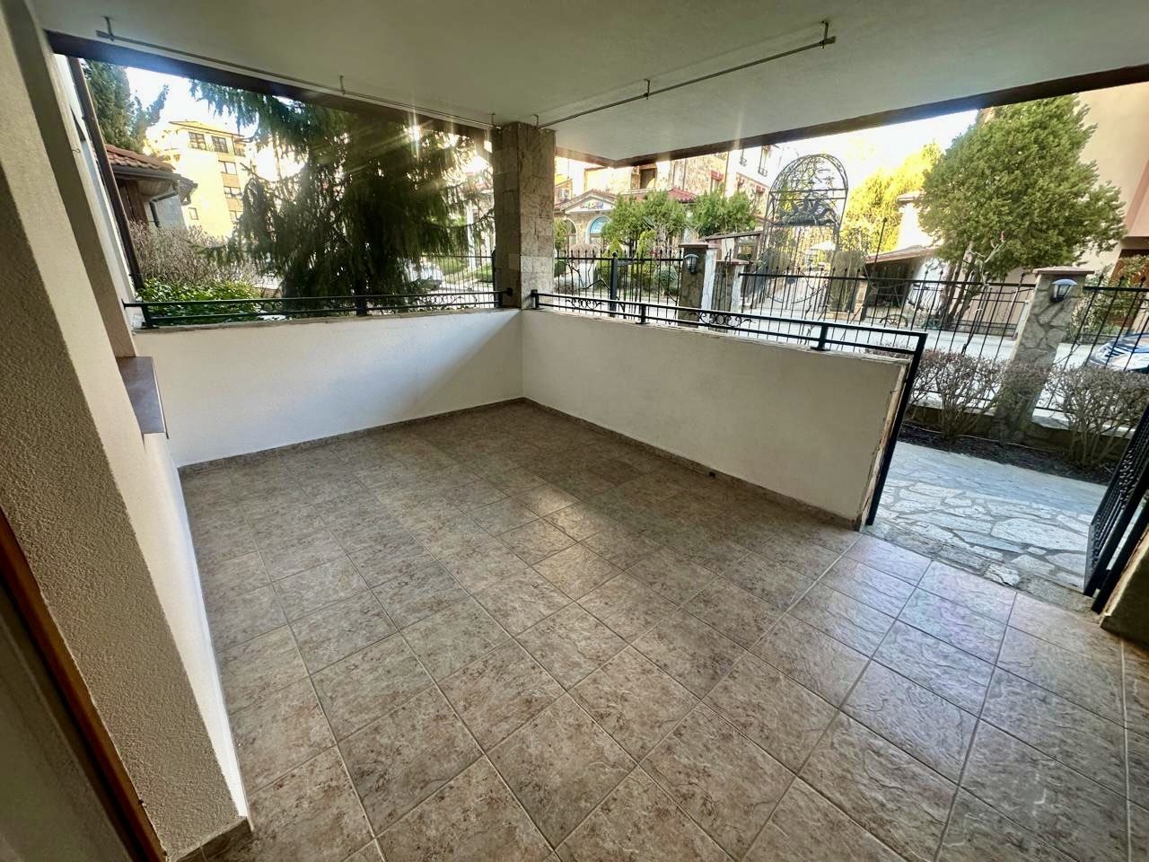 Geräumiges Erdgeschoss-Studio mit großer Terrasse und Möglichkeit zur Ein-Zimmer-Wohnung – Sicherheit und Komfort in Nessebar