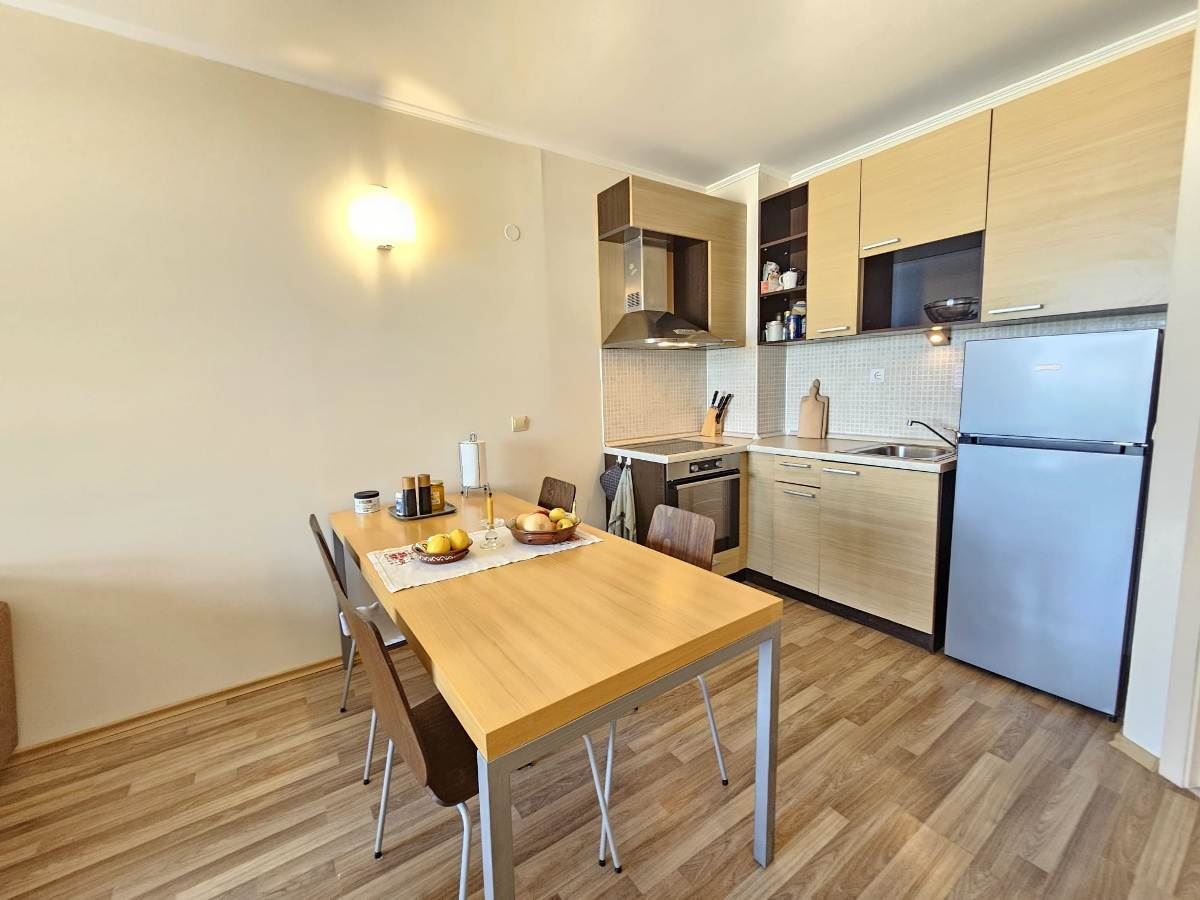 Luxuriöse Drei-Zimmer-Wohnung mit drei Schlafzimmern in erster Meereslinie in Obzor – Panoramablick auf Meer und Berge