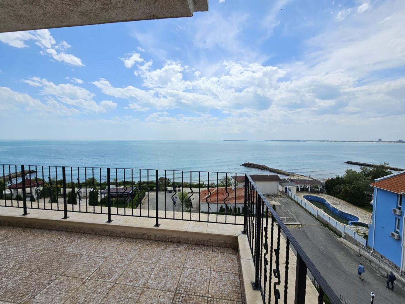 Sveti Vlas – Drei-Zimmer-Wohnung mit direktem Panoramablick auf das Meer in einer Anlage in erster Linie