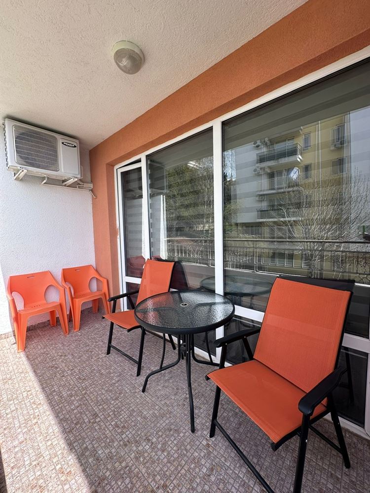 Zwei-Zimmer-Wohnung mit teilweisem Meerblick in Sveti Vlas – möbliert, nach Renovierung, in einer luxuriösen geschlossenen Anlage